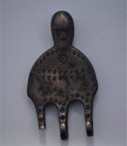 Chain holder decorated with the head of a warrior. Foto: Marika Mägi